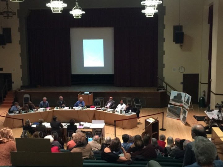 The city council held a special meeting Dec. 9 to consider a complex proposed for 2211 Harold Way. Photo: Frances Dinkelspiel